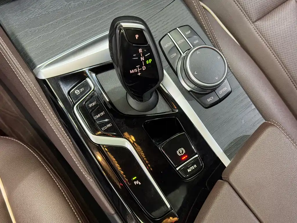 BMW 5 Series 2020 — фото 10