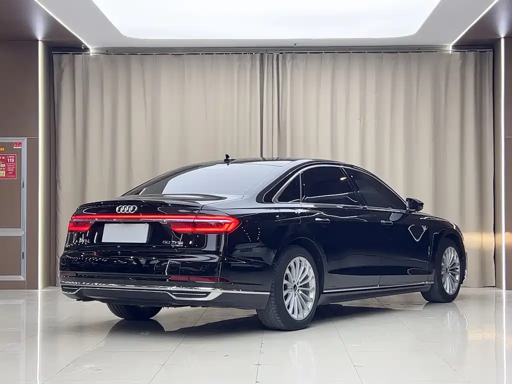 Audi A8 2022 — фото 16