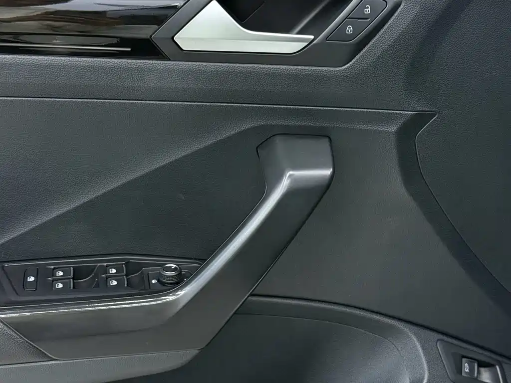 Volkswagen T-Roc 2023 — фото 11