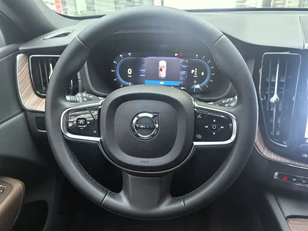 Volvo XC60 2022 — фото 12