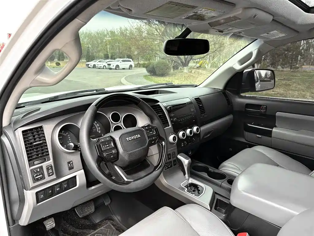 Toyota Sequoia 2015 — фото 6