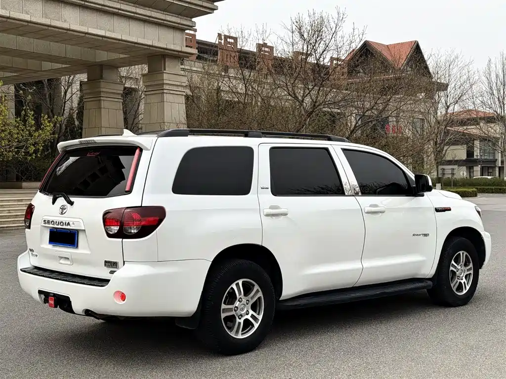 Toyota Sequoia 2015 — фото 16