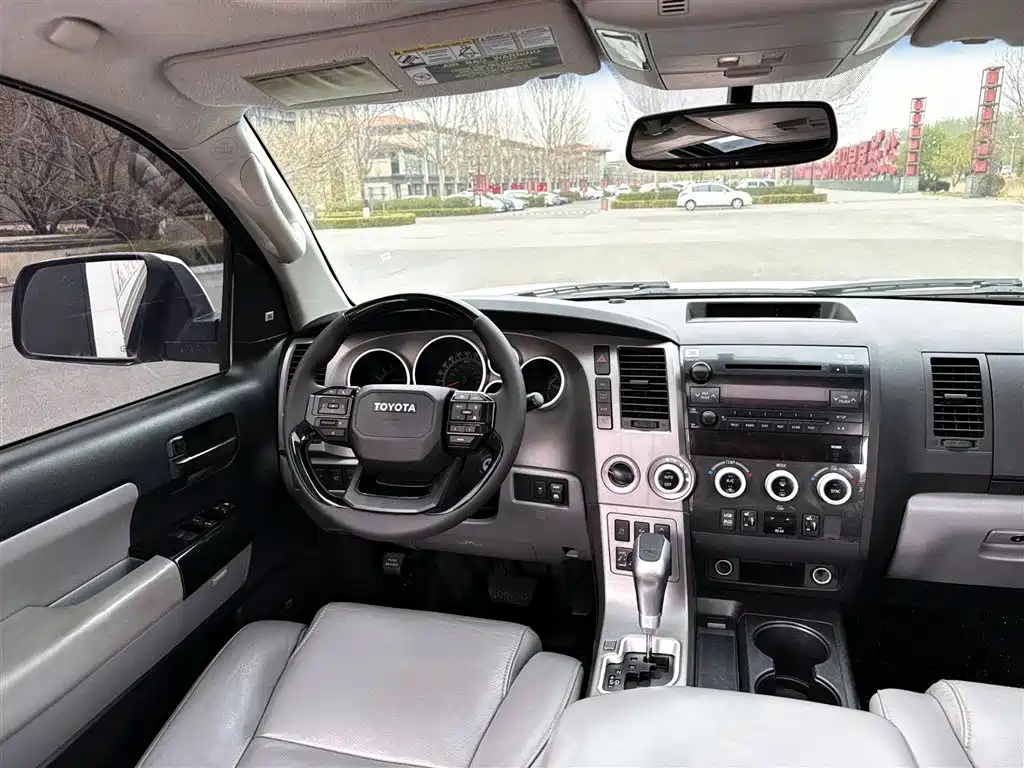 Toyota Sequoia 2015 — фото 15