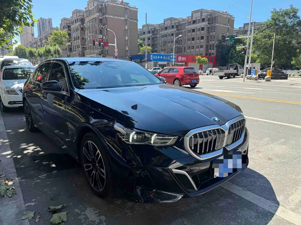 BMW 5 Series 2025 — фото 12
