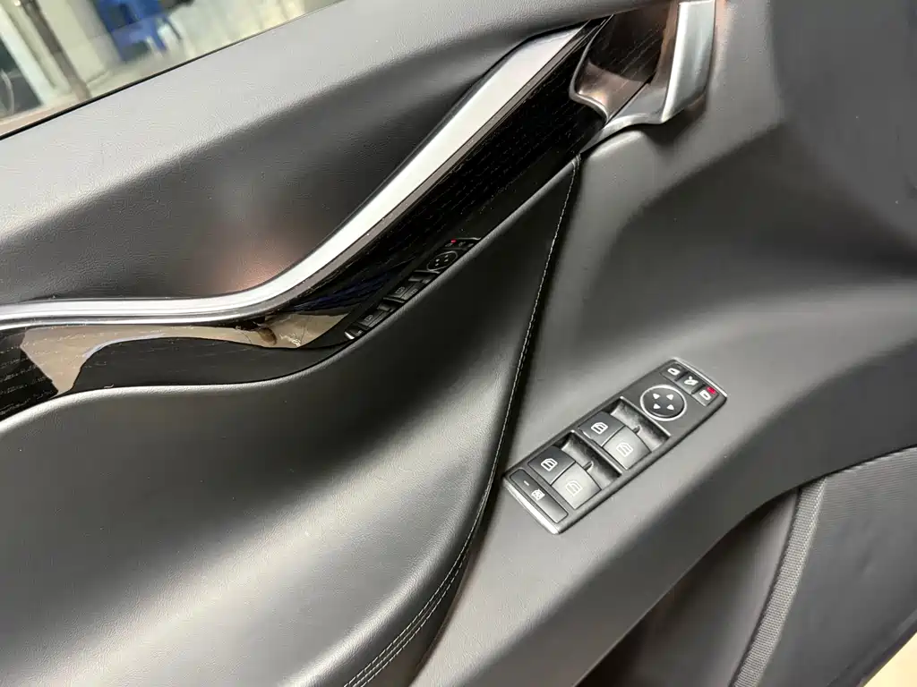 Tesla Model X 2018 — фото 28