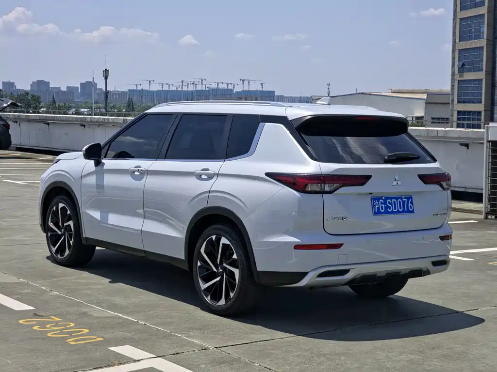 Mitsubishi Outlander 2023 — фото 13