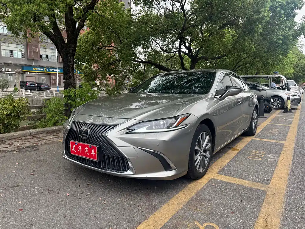 Lexus ES 2020 — фото 1