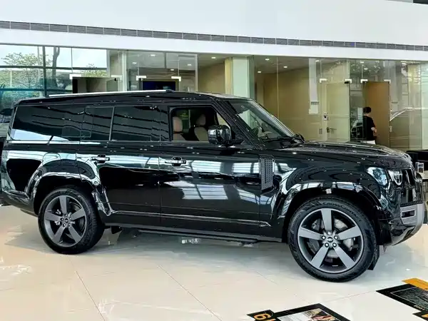 Land Rover Defender 2025