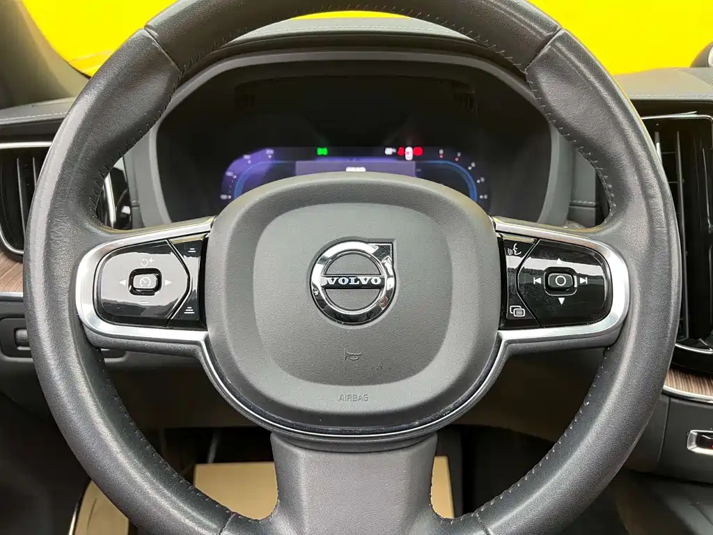 Volvo XC60 2022 — фото 11