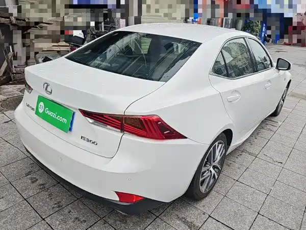 Lexus IS 2019