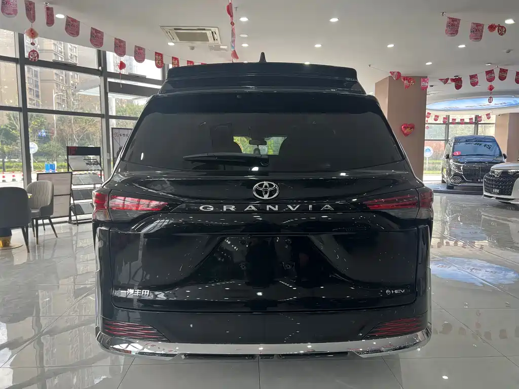 Toyota Granvia — фото 23