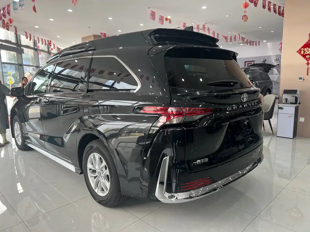 Toyota Granvia — фото 24