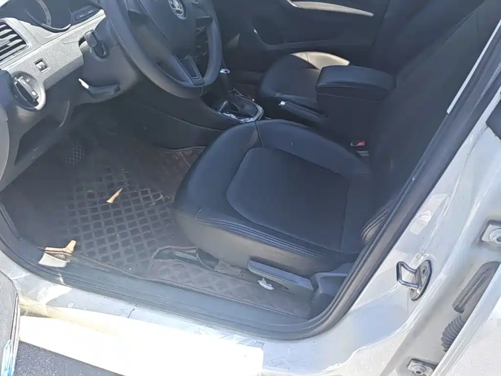 Skoda Rapid Spaceback 2020 — фото 15