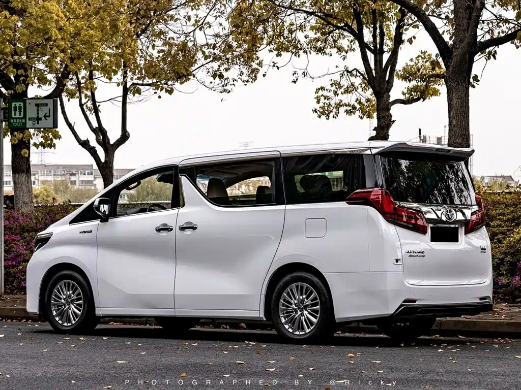 Toyota Alphard 2020 — фото 17