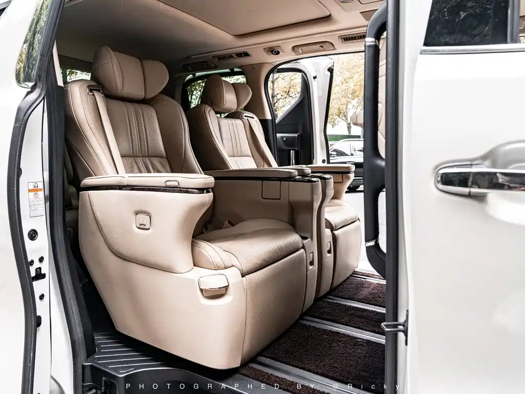 Toyota Alphard 2020 — фото 13