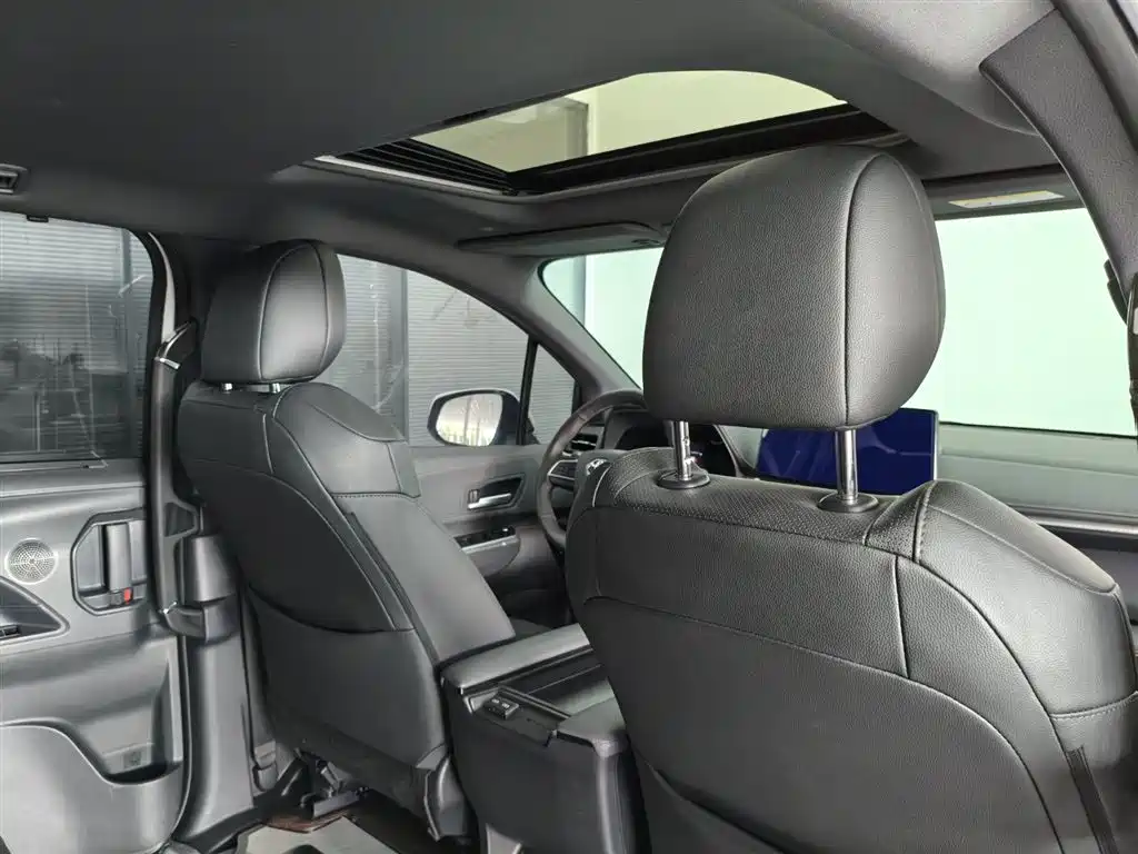 Toyota Sienna 2023 — фото 15