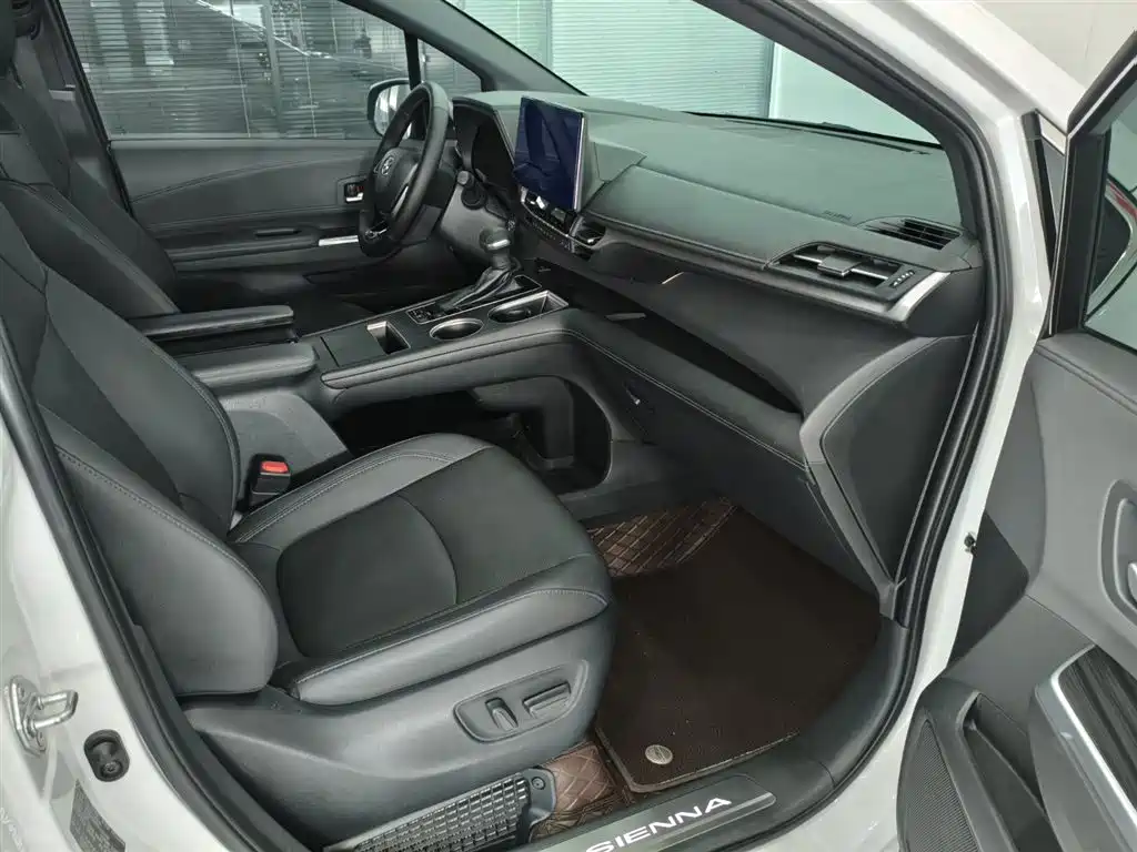 Toyota Sienna 2023 — фото 13