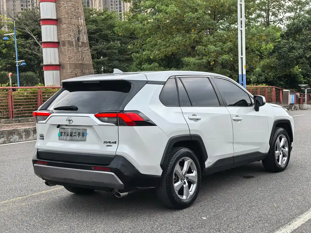 Toyota RAV4 2021 — фото 10