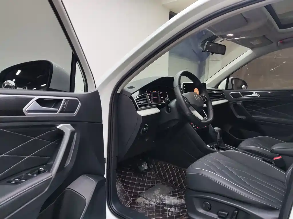 Volkswagen Tiguan L 2023 — фото 8