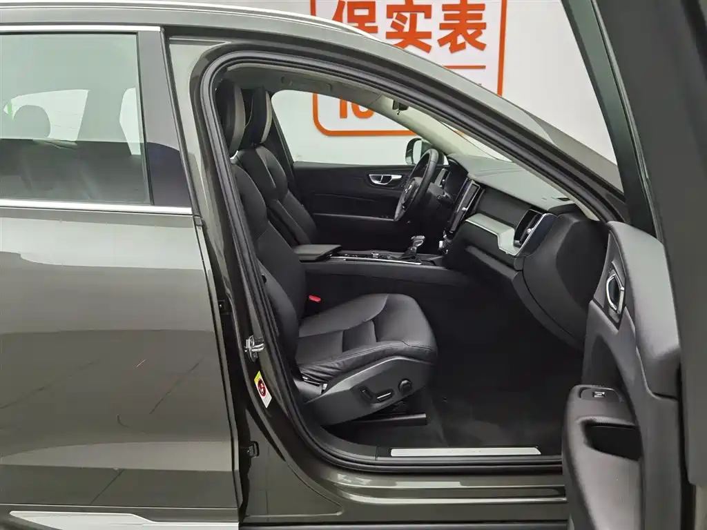 Volvo XC60 2021 — фото 23
