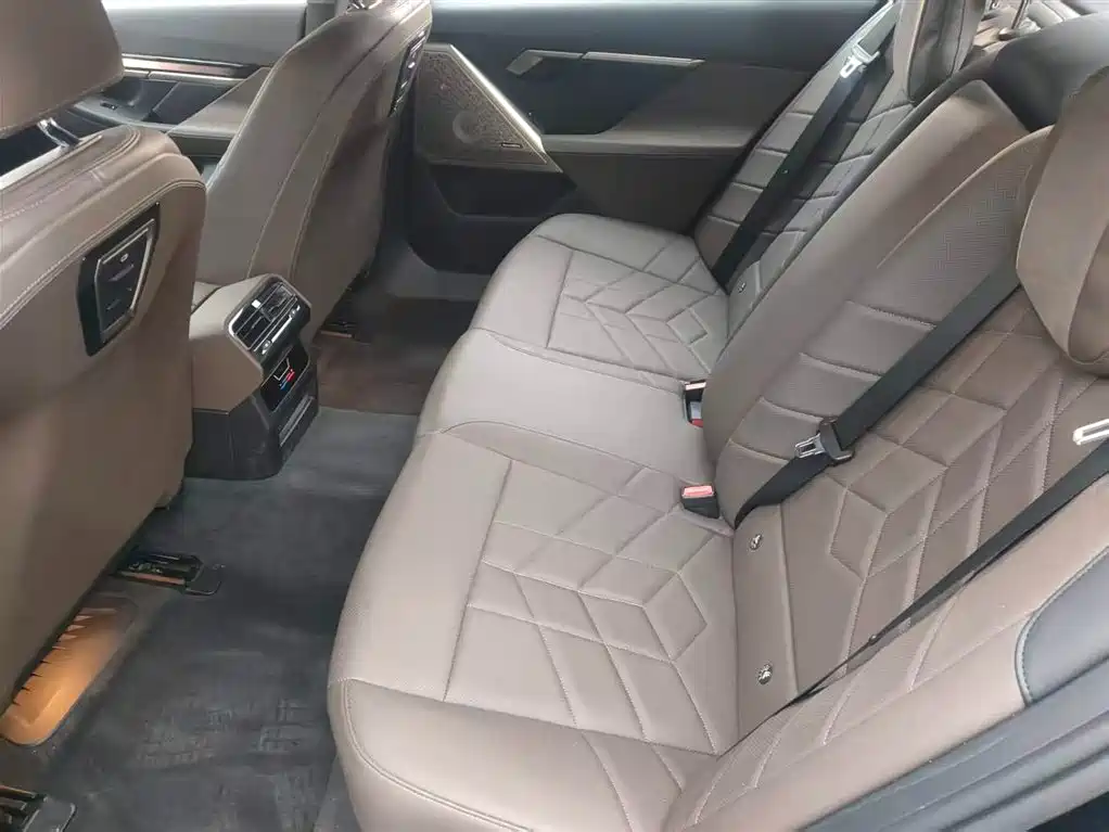 BMW 5 Series 2025 — фото 10