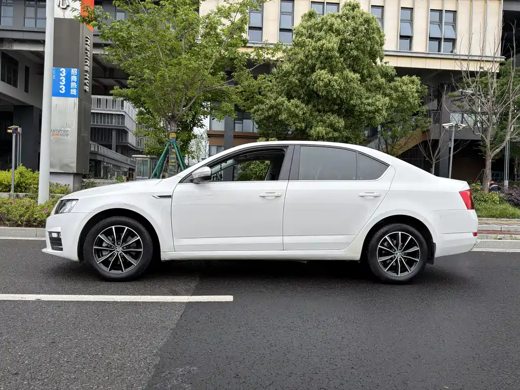 Skoda Octavia 2017 — фото 10