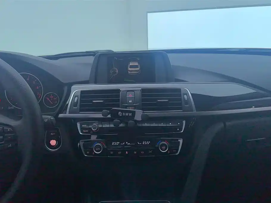 BMW 3 Series 2017 — фото 13