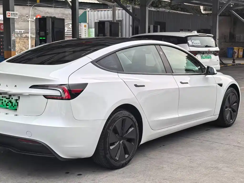 Tesla Model 3 2026 — фото 10