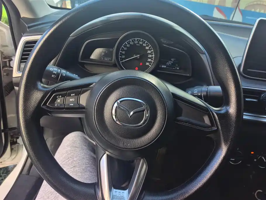 Mazda 3 Axela 2018 — фото 14
