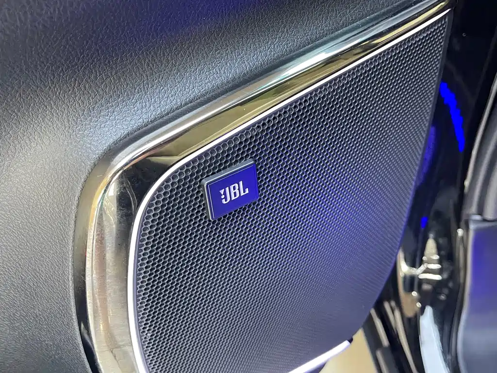 Toyota Alphard 2023 — фото 18