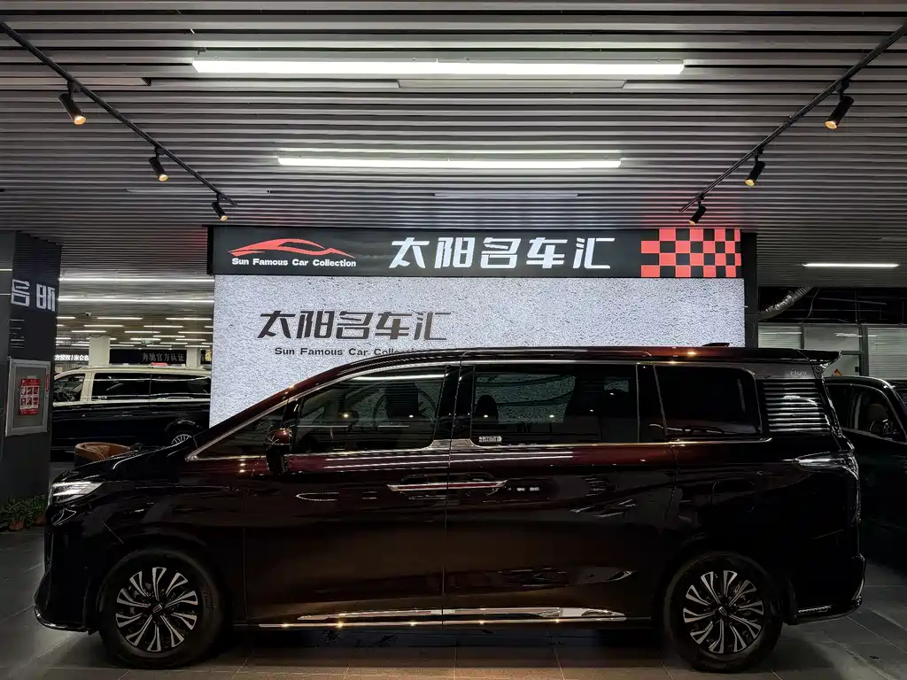 Hongqi HQ9 PHEV 2024