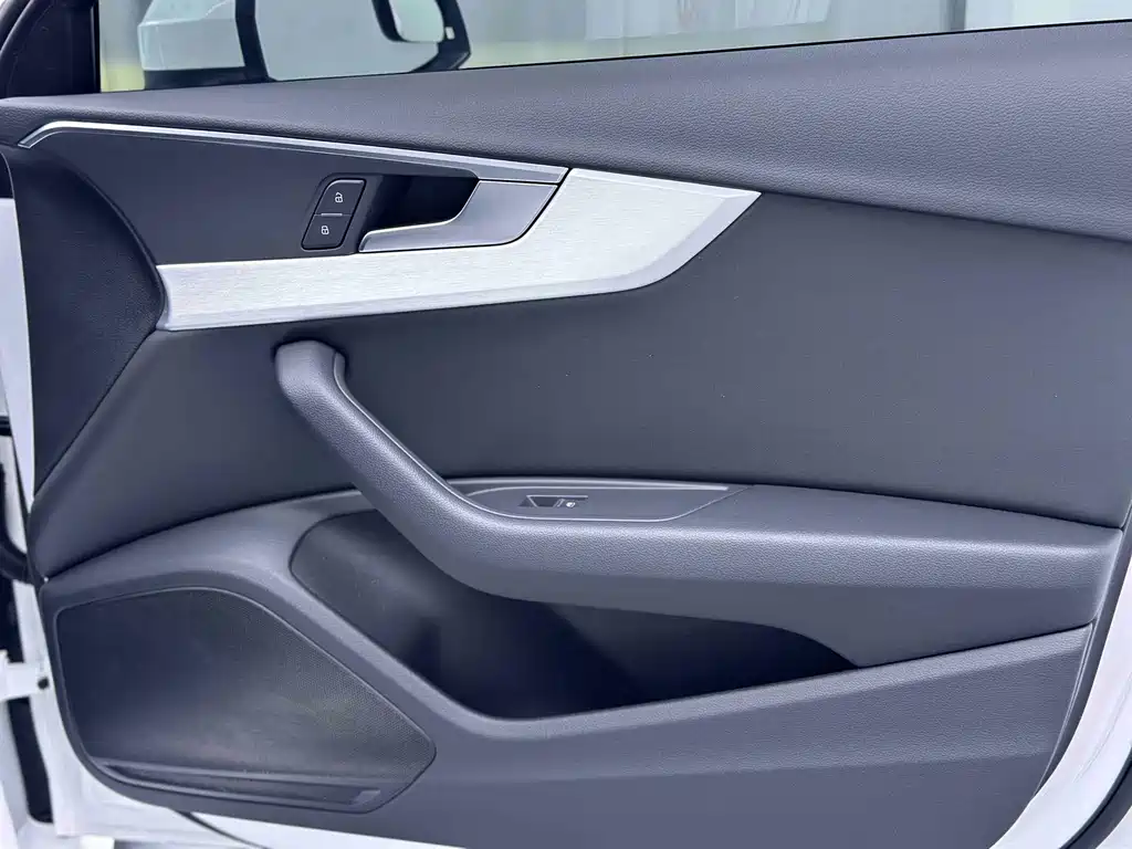 Audi A4L 2023 — фото 14