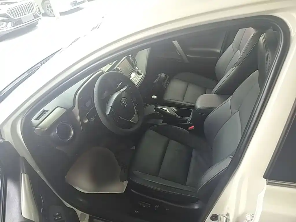 Toyota RAV4 2015 — фото 16