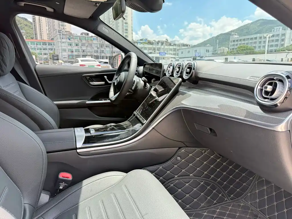 Mercedes-Benz C-Class 2025 — фото 8