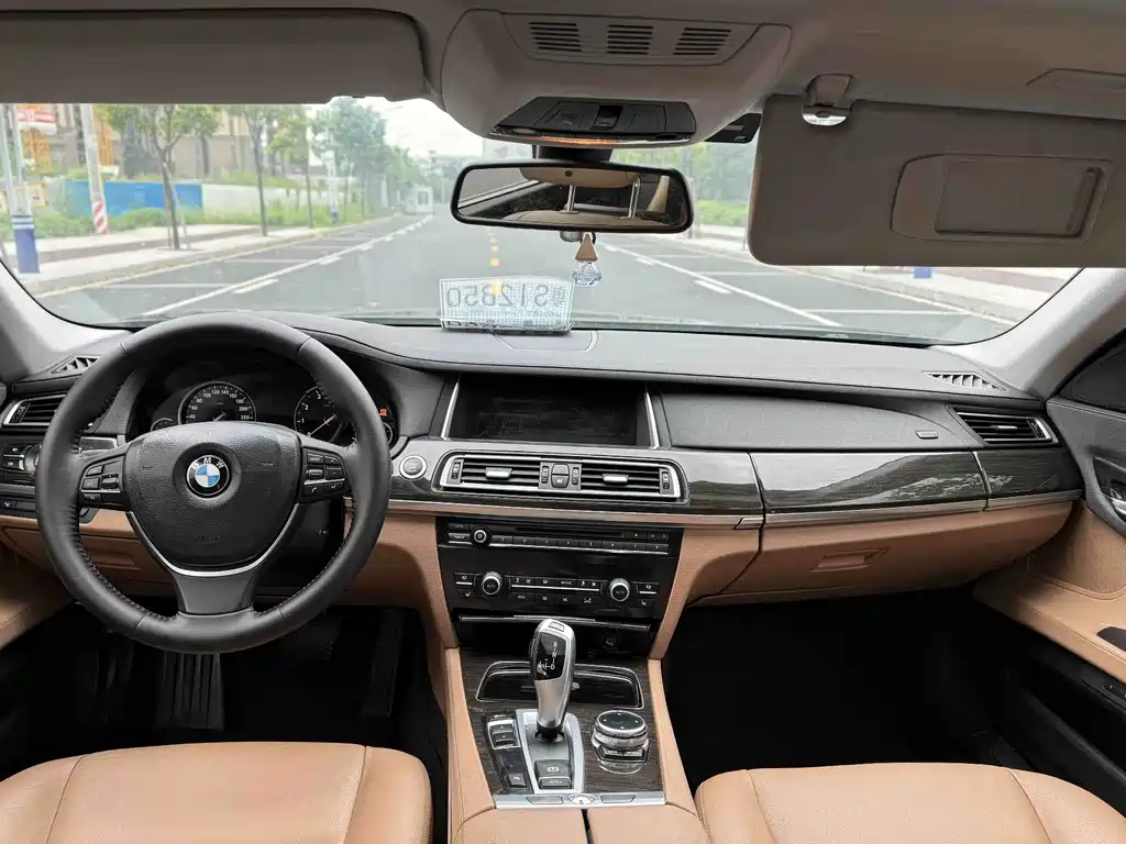 BMW 7 Series 2015 — фото 13