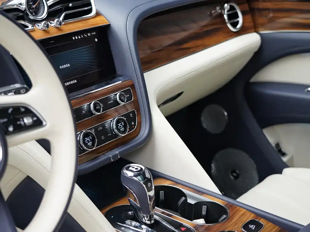 Bentley Bentayga 2024 — фото 17