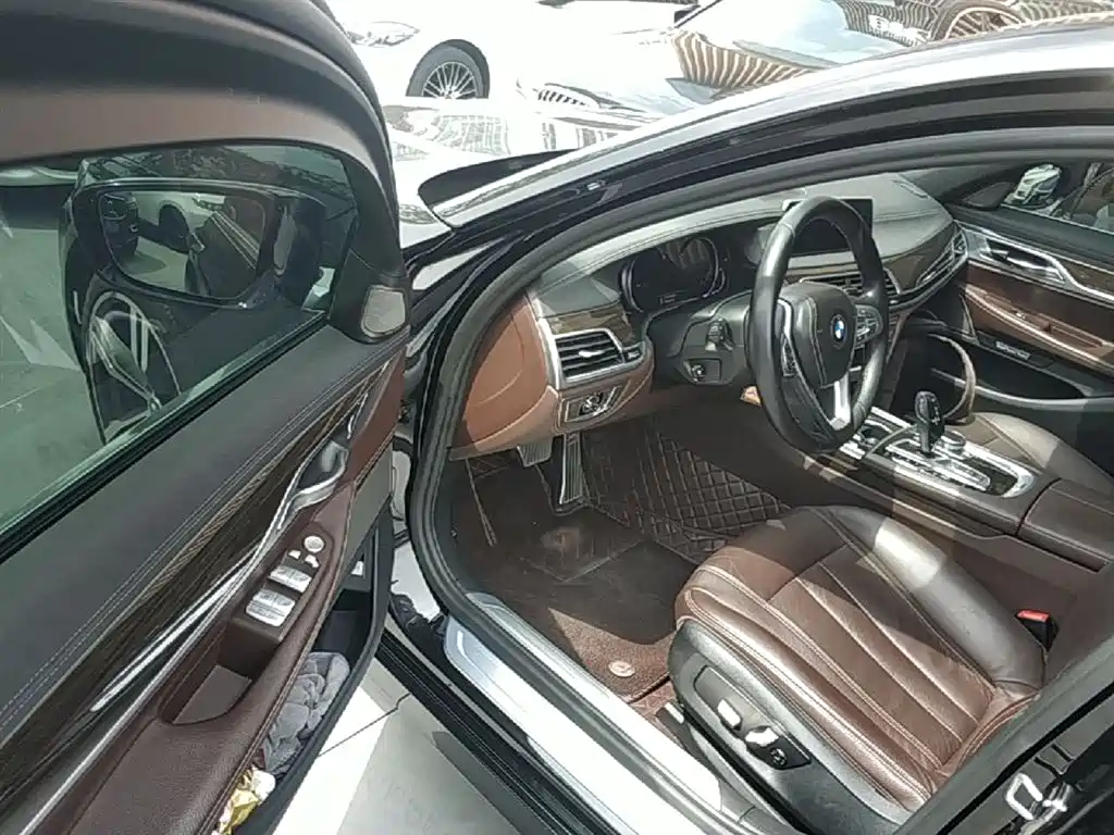 BMW 7 Series 2017 — фото 16