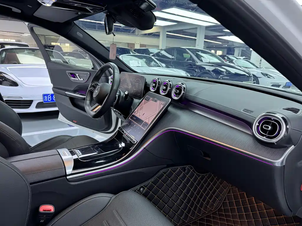 Mercedes-Benz C-Class 2025 — фото 12