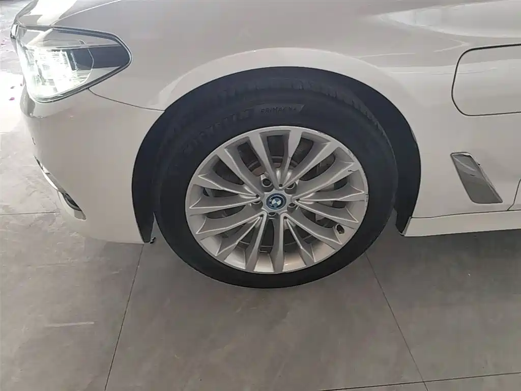 BMW 5 Series New Energy 2019 — фото 23