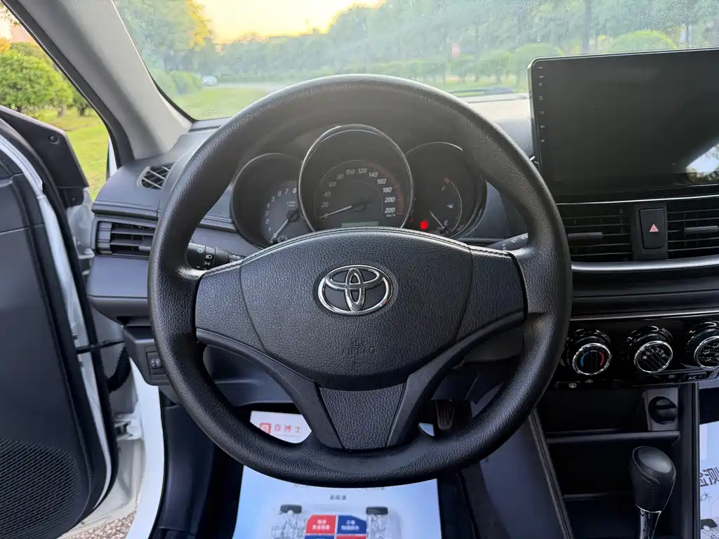 Toyota Yaris L 2022 — фото 12