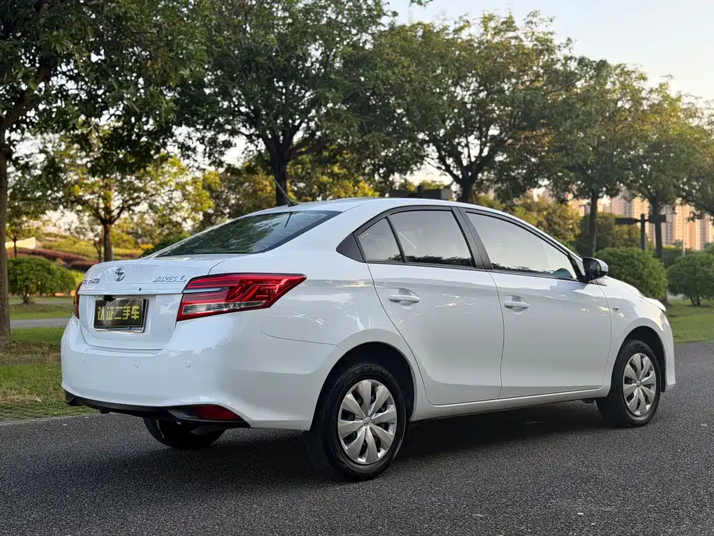 Toyota Yaris L 2022 — фото 18