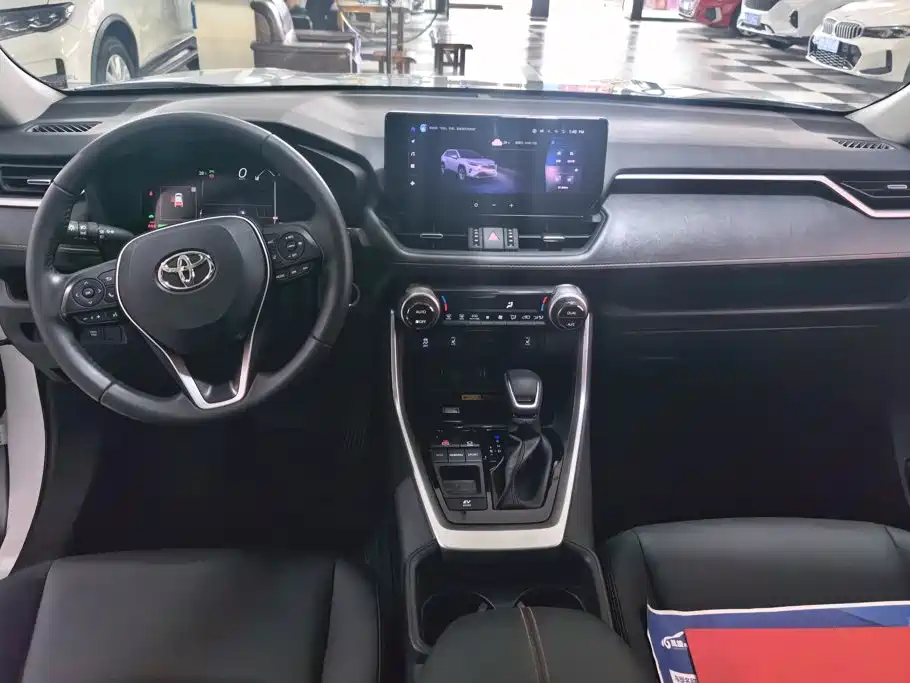 Toyota RAV4 2025 — фото 12