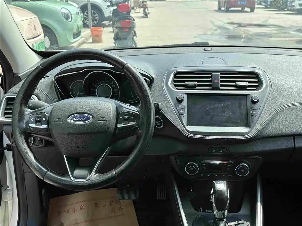 Ford Escort 2019 — фото 11