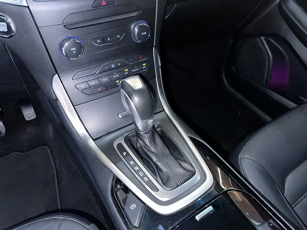 Ford Edge 2016 — фото 11