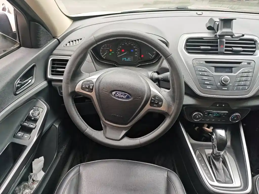 Ford Escort 2016 — фото 11
