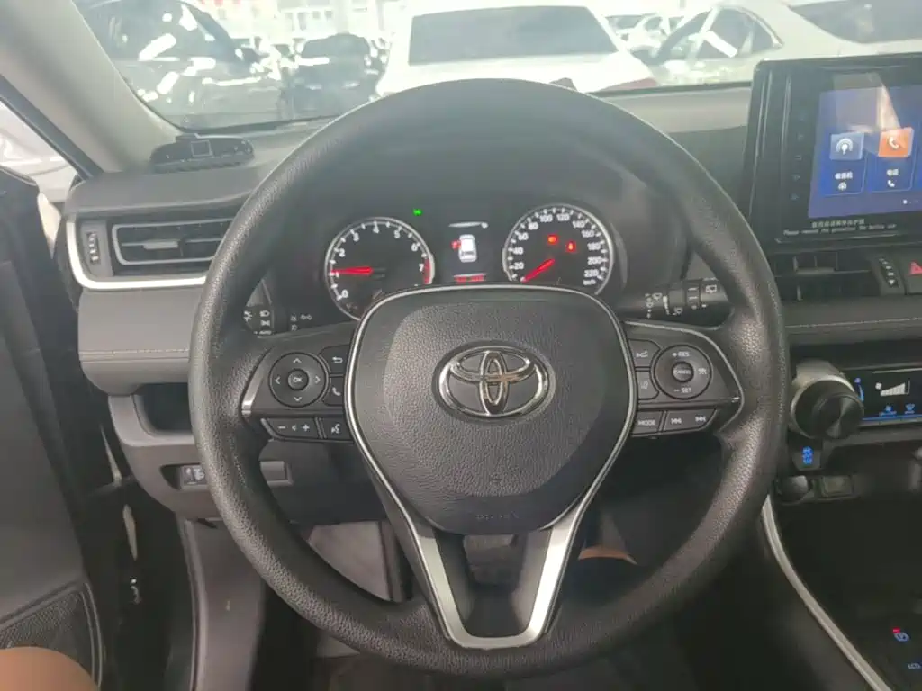 Toyota RAV4 2022 — фото 11