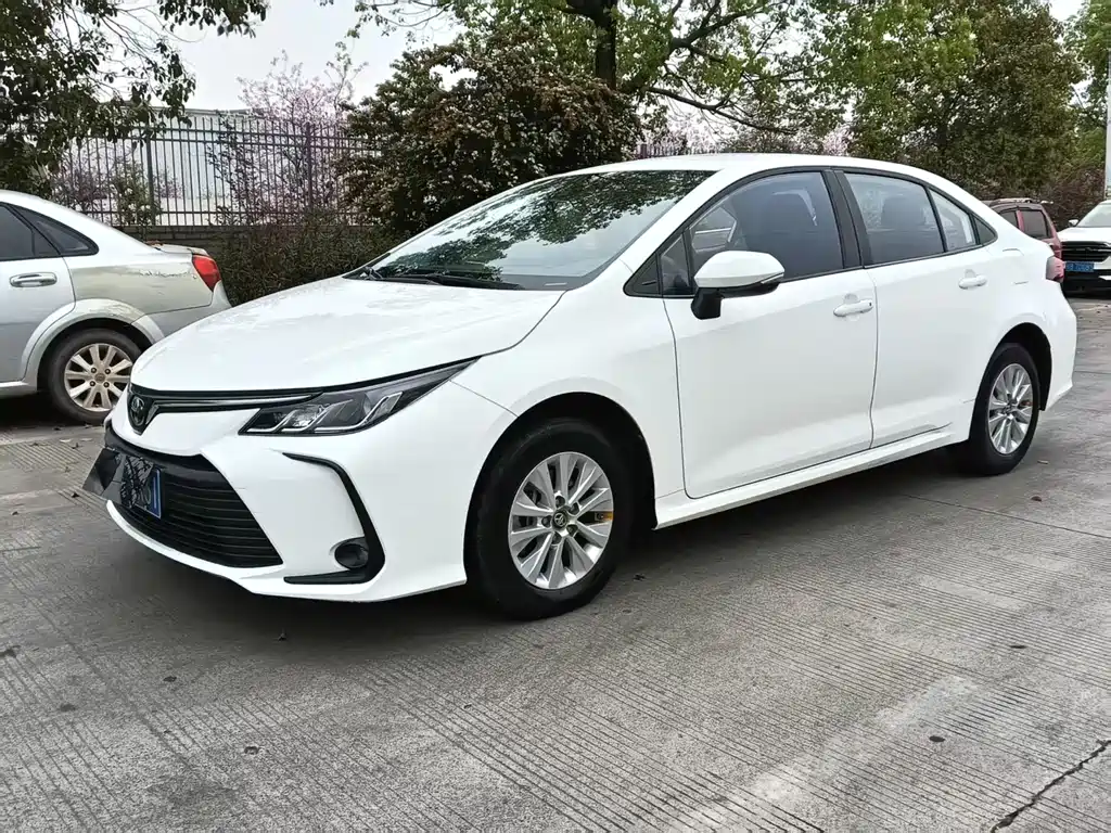 Toyota Corolla 2023 — фото 1