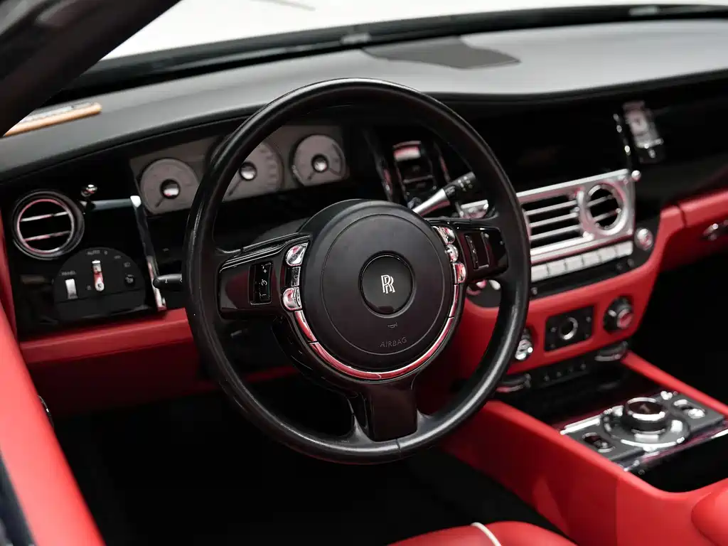 Rolls-Royce Dawn 2017 — фото 33