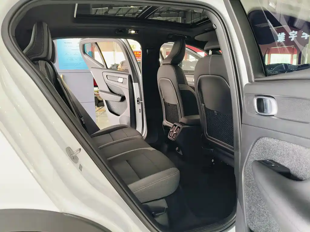 Volvo XC40 2023 — фото 17