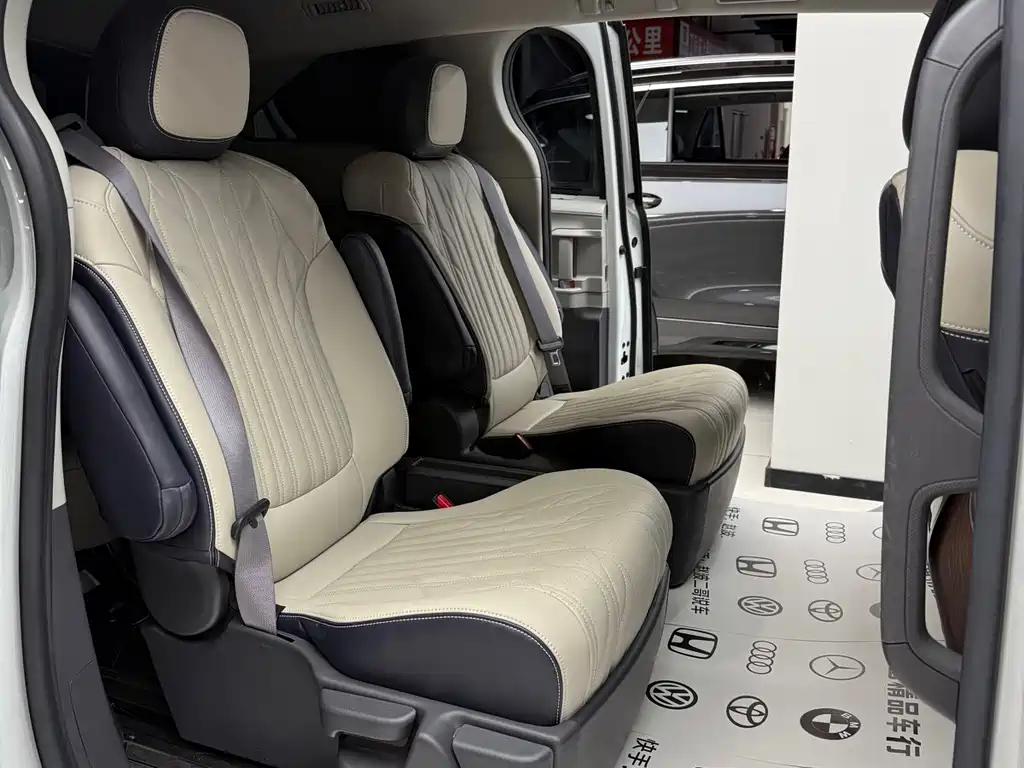 Toyota Sienna 2023 — фото 14